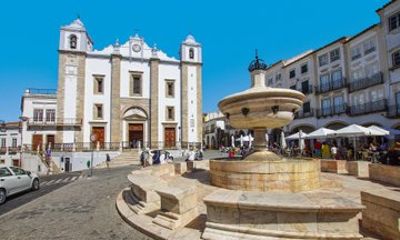 Evora Highlights - Roman Temple, Cathedral and Historic Center