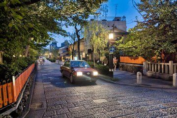 Private All Inclusive Kyoto Gion Night Walk and Foodie Tour