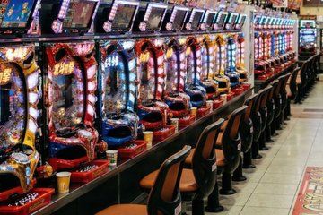 Shinjuku Neon Nights: Food Tour and Pachinko Game Experience