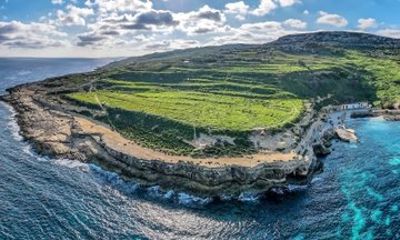 Gozo and Comino: 9 Bays Cruise Including Snack and Transport