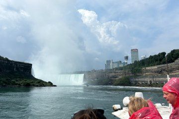 Niagara Falls Guided Walking Tour with Boat Access