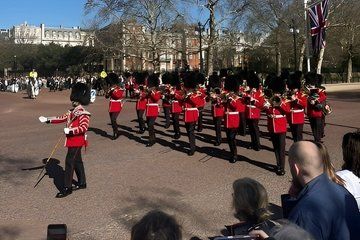 Changing of the Guard Walking Tour with Local Guide