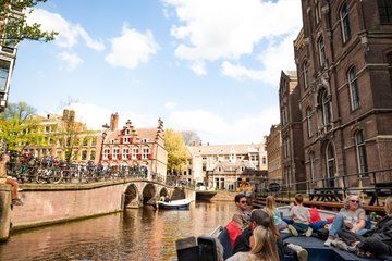 Amsterdam Canal Cruise with Open Bar Central Station