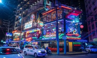 Makati After Dark: Street Food & Cocktail Bars Experience