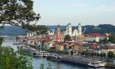 Passau to Prague Private Transfer with 2 hours of Sightseeing