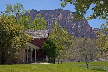 Secrets of the Billionaire: Chasing Howard Hughes in Las Vegas