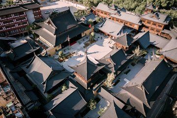 Shanghai Jade Buddha Temple and Local Food Tour