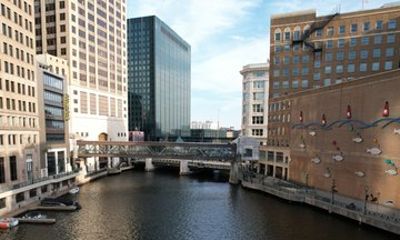 Milwaukee's Riverwalk Walking Tour