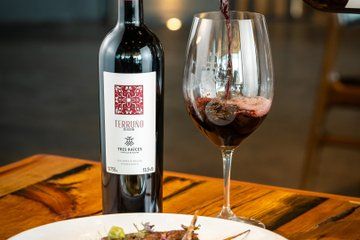 Experience in Vineyard with Guided Tour and Select Tasting