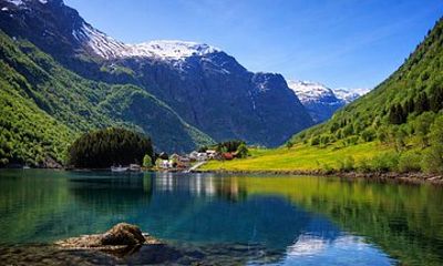 Self-guided Oslo Tour to Flam: Flam Train and Naerofjord Cruise