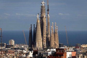 Private Sagrada Familia Tour and Battlo House with Lunch