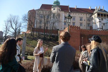 Krakow: Wawel Hill & Castle Women's History Walking Tour
