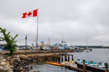 Halifax Waterfront Tour with Pier 21 and Titanic Cemetery