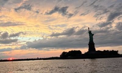 Private Yacht Sunset Cruise on the Hudson River and NYC Harbor