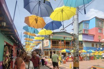 Guatape and Peñol Bus Tour with Lunch and Boat Cruise