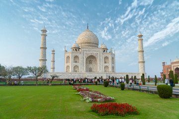 Agra: Guided Taj Mahal Tour with Skip The Line Entry Ticket
