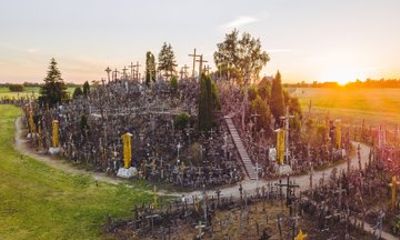 Riga to Hill of Crosses and Rundale Palace Day Tour