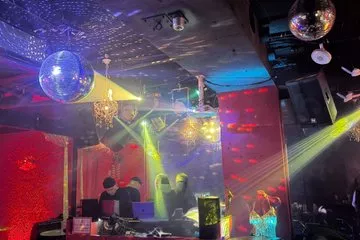 Shinjuku Pub and Nightclub Crawl: Golden Gai & Kabukicho(3 stops)