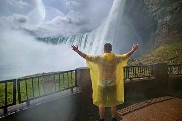 Niagara Falls Small Group Tour with Boat Cruise Wine Tasting