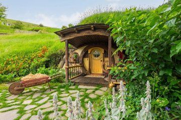 Hobbiton and Blue Springs Day Tour from Auckland