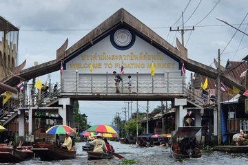 Damnern Saduak Floating Market and Maeklong Railway Market Tour