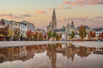 Private Walking Shore Tour: Legends & History of Antwerpen