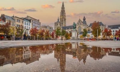 Private Walking Shore Tour: Legends & History of Antwerpen