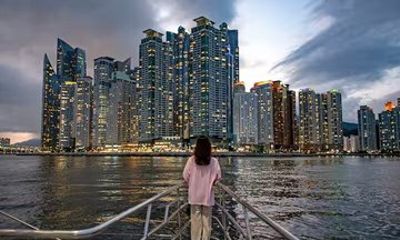 Busan Night Yacht Tour with Local Food and Romantic City Views