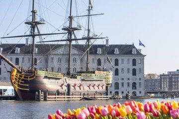 Amsterdam Luxury Canal Cruise with Dutch Delicacies and Drinks