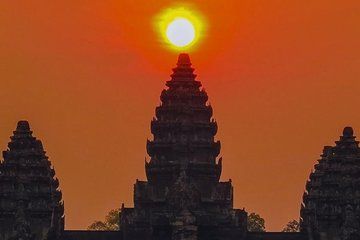 Angkor Wat Sunrise Tour with Guided Experience and Photography