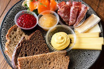 Oslo Food Walking Tour with Fjord Cruise and Open Fire Cooking