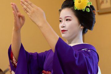 Private Kyoto Maiko Lunch Experience with Dance and Photo