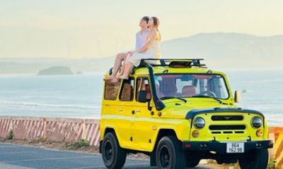 Discover the Sand Dunes with Mui Ne Jeep Tour and a Local Guide