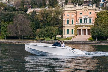 Full day Luxury Boat Tour on Lake Como with Wine and Lunch
