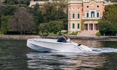 Full day Luxury Boat Tour on Lake Como with Wine and Lunch