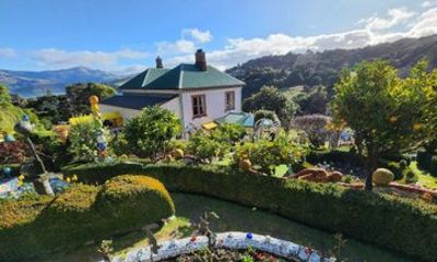 Akaroa Day Tour from Christchurch with Giants House