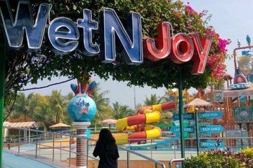 Water Park and Delhi Tour with private transfer