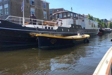 Leiden Private Canal Boat Tour with Drinks and Snacks