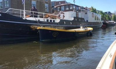 Leiden Private Canal Boat Tour with Drinks and Snacks