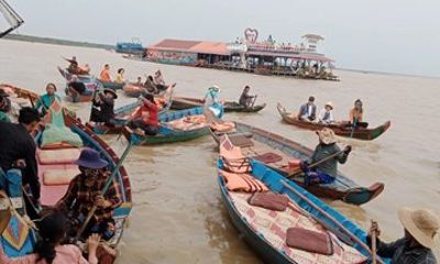 Floating Village Tour Kampong Phluk by Tuk Tuk and Boat
