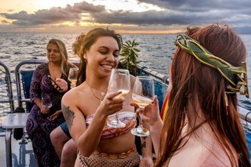 Twilight Wine Tasting by Sea and Sunset Cruise in Honolulu