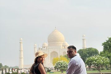 Photoshoot in Agra Taj Mahal with a Professional Photographer