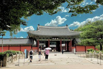 Seoul Changdeokgung Palace and Hidden Bukchon Walking Tour