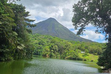 Arenal Volcano Hike Hot Springs and Dinner with Transportation