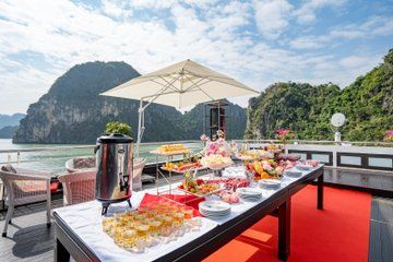 Ha Long Bay Deluxe Cruise with Local Lunch and Kayaking