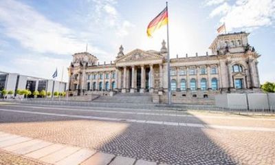 Berlin Reichstag and Holocaust Memorial Walking Tour