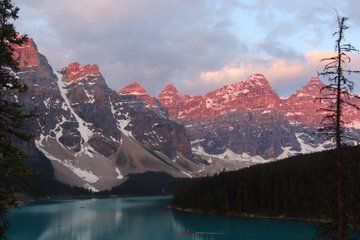 Moraine Lake and Lake Louise Sunrise Tour with Breakfast
