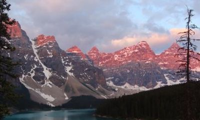 Moraine Lake and Lake Louise Sunrise Tour with Breakfast