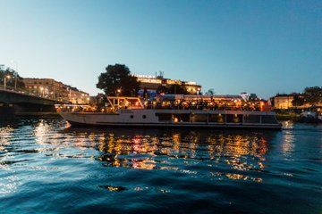 Krakow Vistula River Cruise: Wawel Castle & Live Guide Option