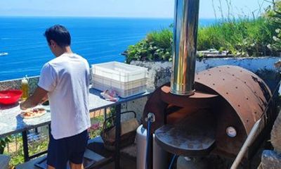 Pizza class overlooking the sea of Amalfi